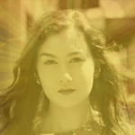 Screenshot uit de videoperformance bij het nummer Jaune - Agnes.
